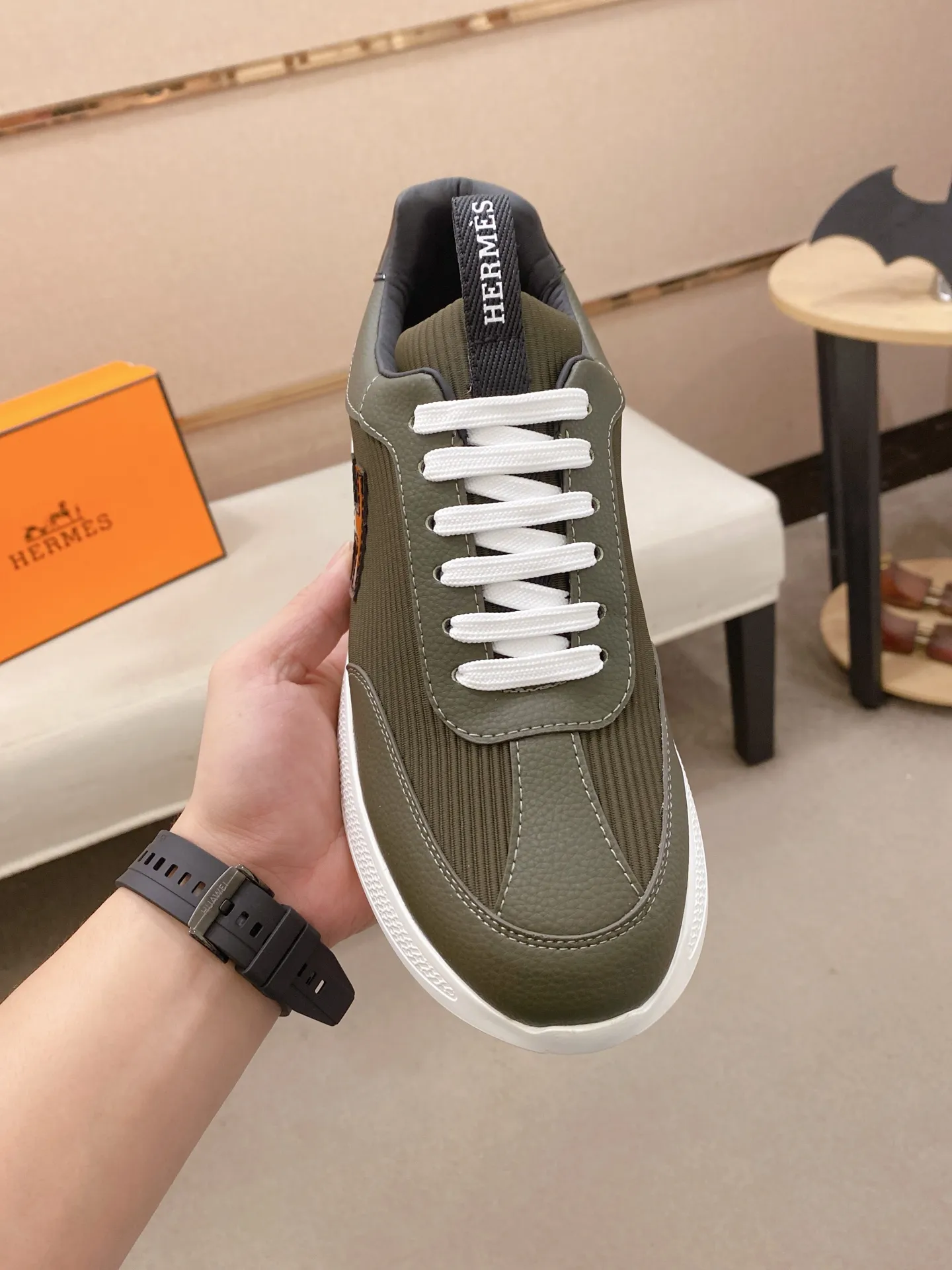 Ex-factory price: 460💰《HERMES》【Classic original single version】Hermès; top 🔝purchasing agent🔍🔍men's latest 🇺🇸 counter sales simultaneously, imported from Italy original ▲▲cowhide ▲▲ (high-end, nobility, class) ) Exquisite workmanship (Italian 🇮🇹 imported water-dyed 🐂 cowhide lining) sole: original sole provided by the original factory, ⚠️exclusive double-layer activity·TPR·rubber·combined molded outsole; super comfortable·wear-resistant·non-slip·environmental protection The real thing is more beautiful if you take the real thing (high quality, follow the order). You can enter and exit the counter at will * Number of yards: 38-44 (45 can be customized and cannot be returned or exchanged)
